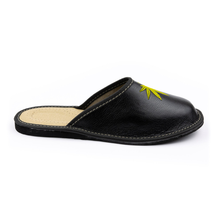 Śmieszne pantofle męskie, czarne kapcie "Zioło"
