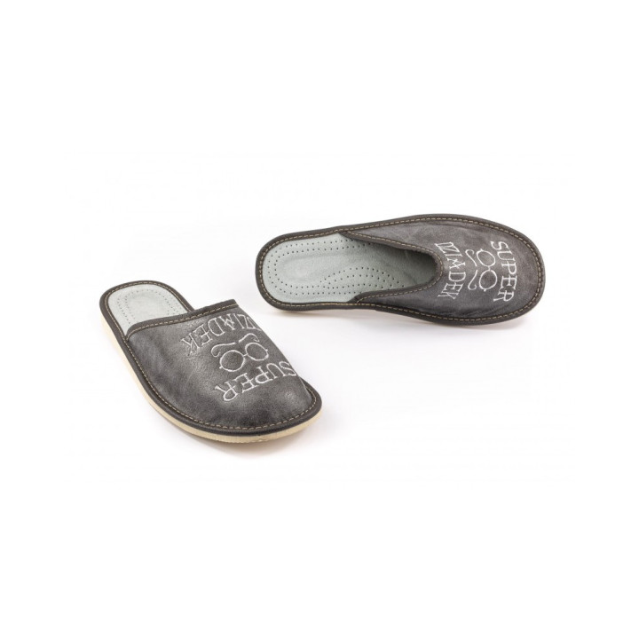 Skórkowe kapcie z napisem Super Dziadek, szare pantofle na Dzień Dziadka